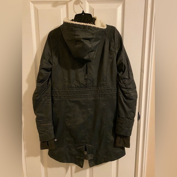 Lululemon “Apres Run Anorak” Deep Camo Herringbone Size 4 - Picture 3 of 9